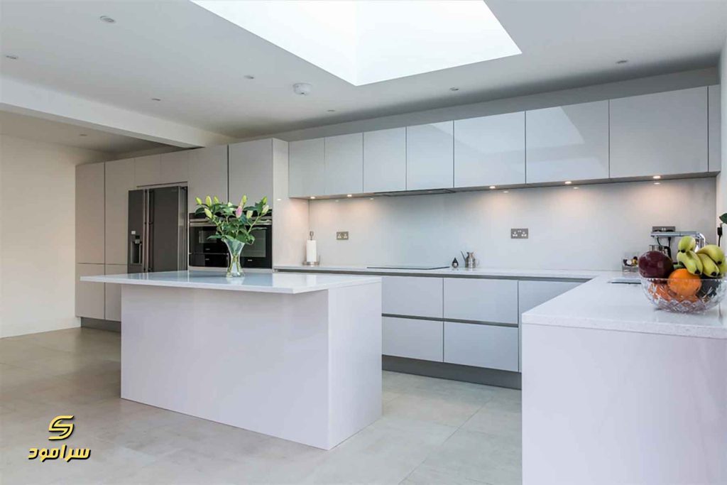 OPEN PLAN KITCHEN WITH L-SHAPED ISLAND